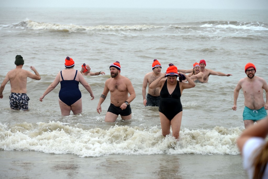 ../Images/Nieuwjaarsduik Noordwijk 2020 096.jpg